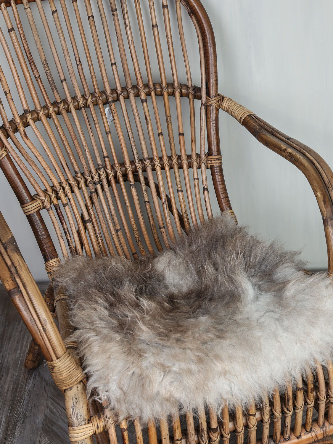 Lammeskind til stol med beige detaljer grå