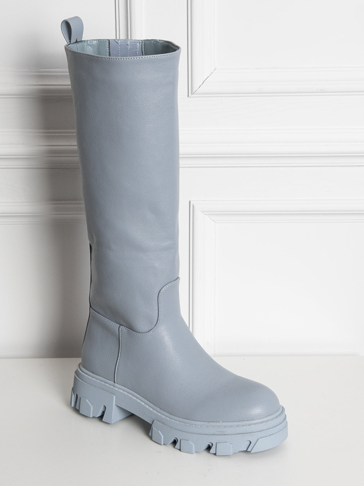 Long boots with plain sole