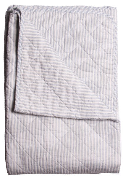 Quiltet plaid (Vattæppe) støvet blå/hvid. 140x180 cm