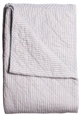 Quiltet plaid (Vattæppe) støvet blå/hvid. 140x180 cm