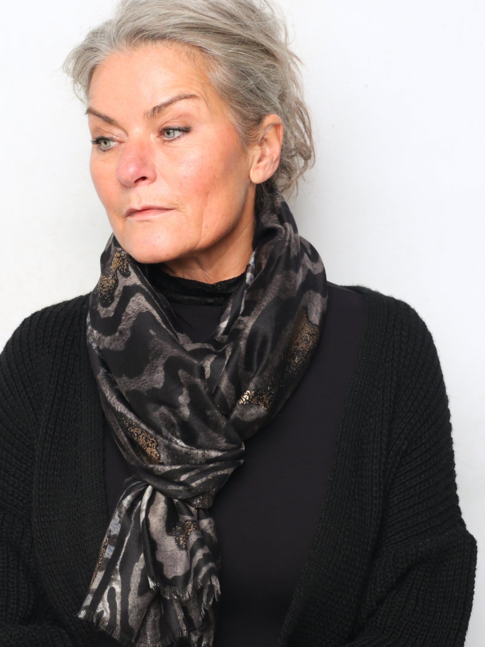 Leo tørklæde med guld by Krone 1