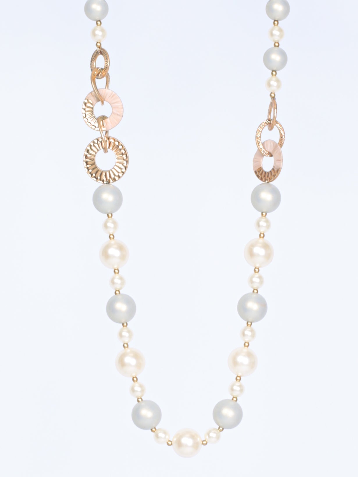 Necklace with round pendants and pearls