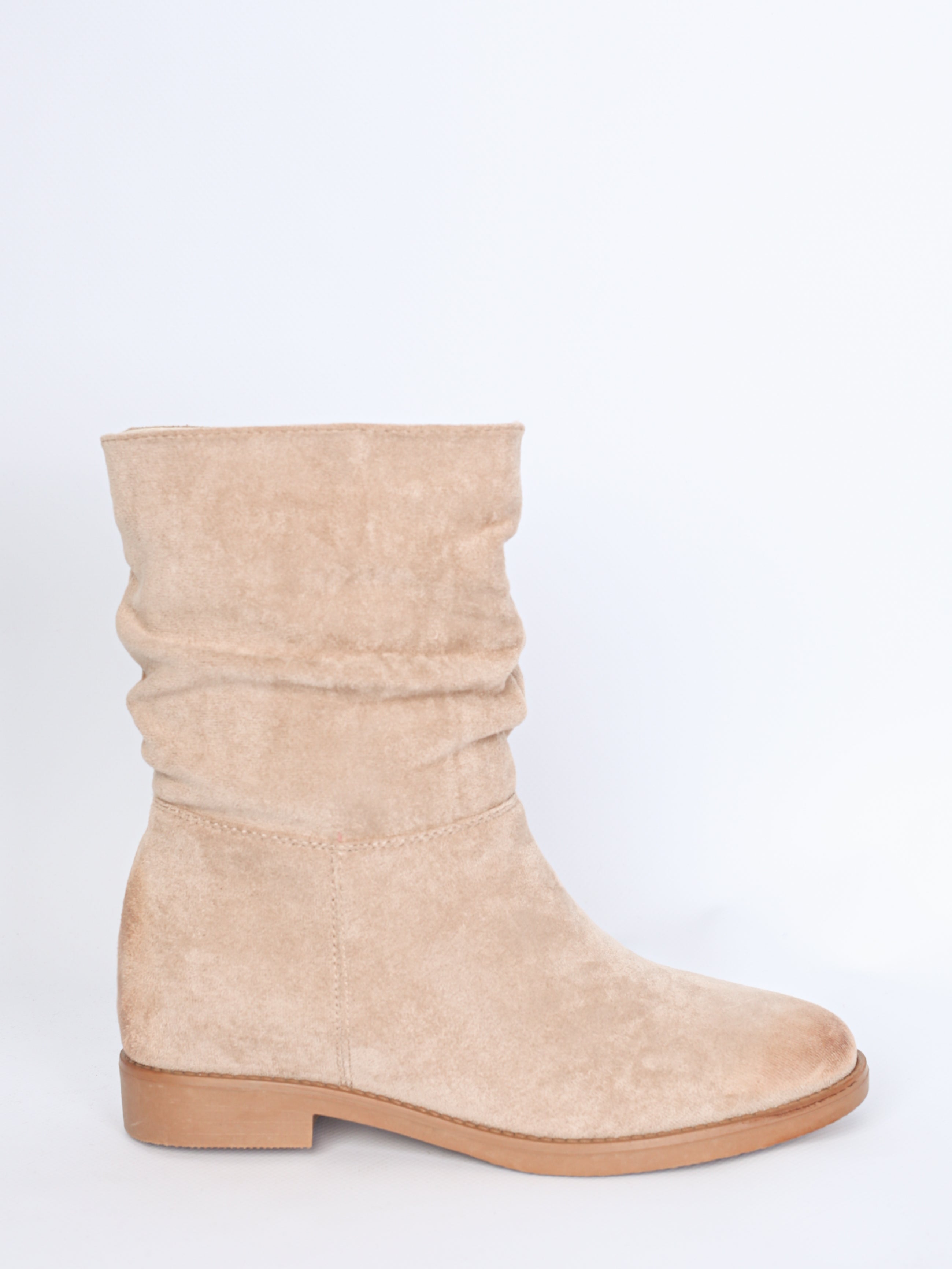 Boots with wrinkle detail
