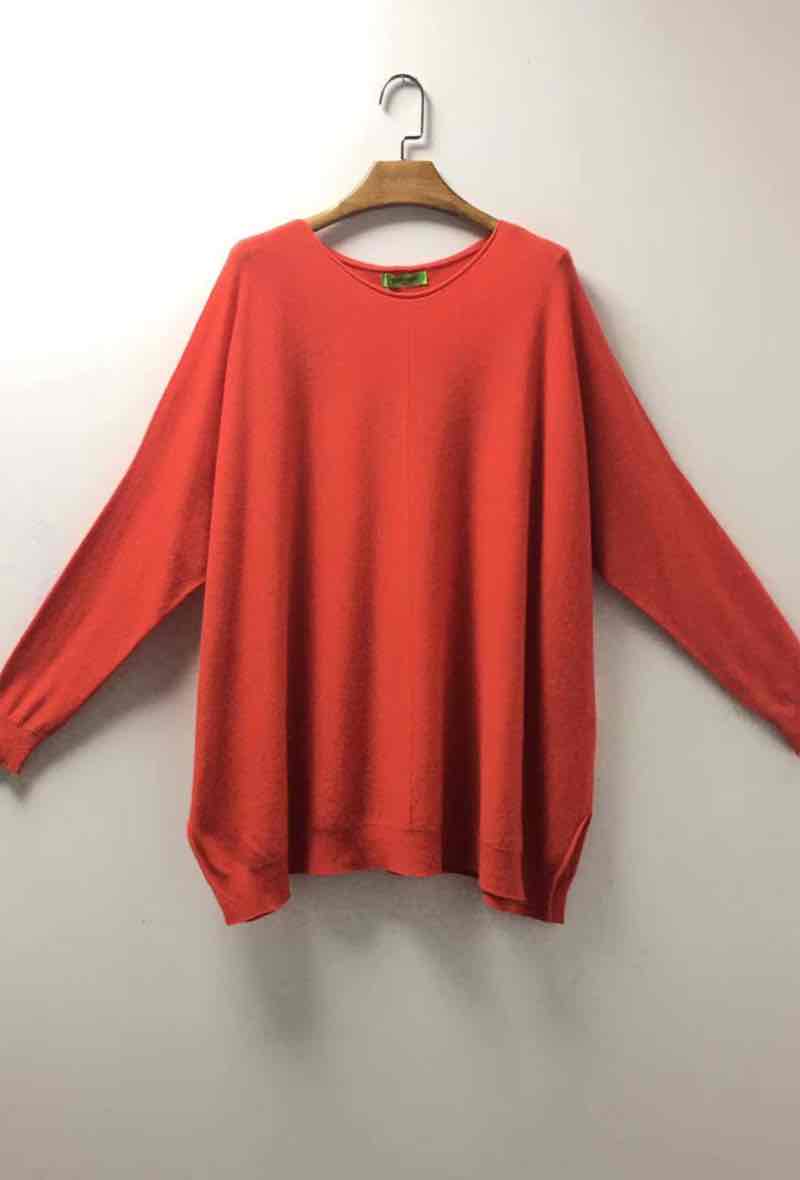 Thin knit sweater with round neck