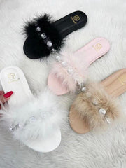 Flat sandals with feathers and bling